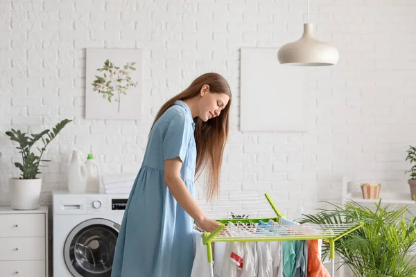 Kvinna Hängande Rena Kläder Torktumlare Tvättstuga — Stockfoto