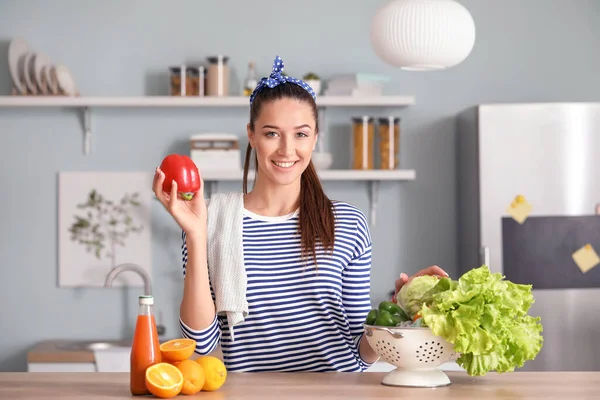 Belle Jeune Femme Avec Des Produits Frais Dans Cuisine — Photo