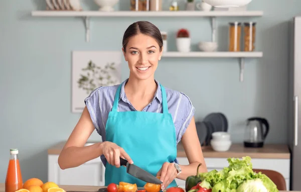 Hermosa Mujer Joven Haciendo Ensalada Verduras Cocina — Foto de Stock