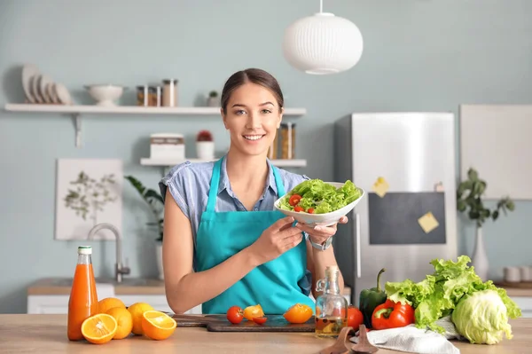 Belle Jeune Femme Mangeant Une Salade Légumes Dans Cuisine — Photo