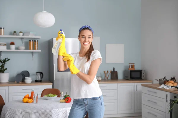 Güzel Genç Bayan Mutfağı Temizliyor — Stok fotoğraf