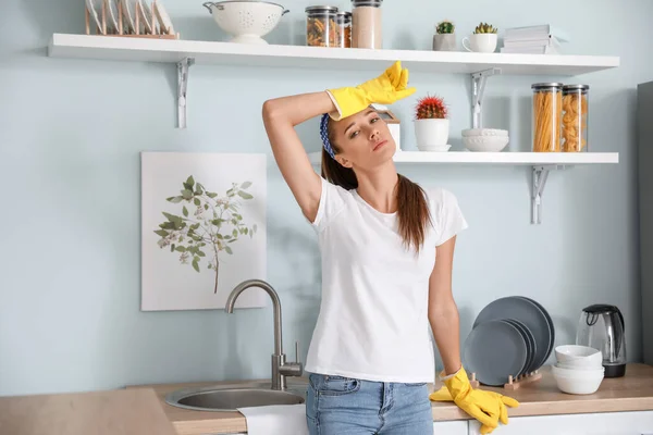 Mutfağı Temizlemekten Yorgun Düşmüş Genç Bir Kadın — Stok fotoğraf