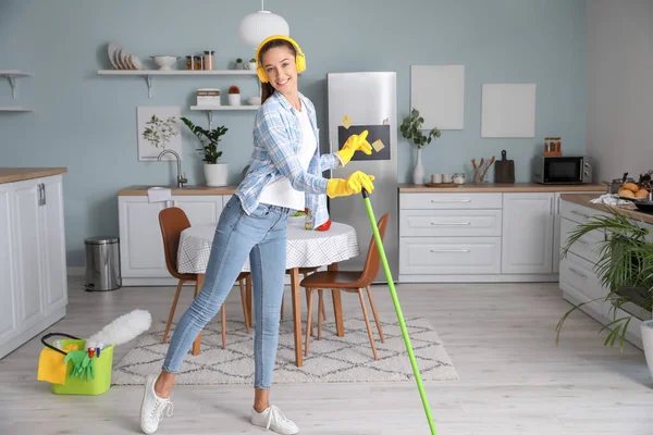 Young Woman Having Fun While Cleaning Kitchen — Stock Photo, Image