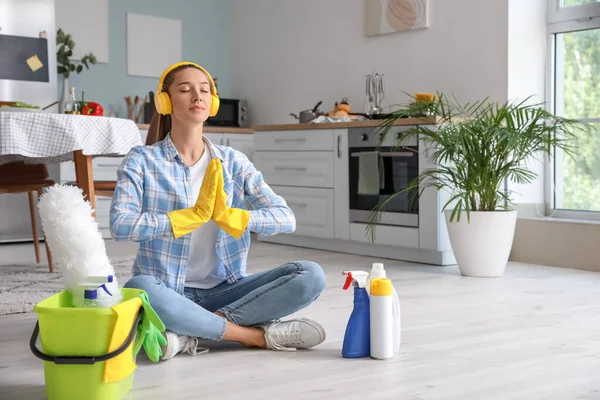 Mulher Jovem Bonita Meditando Durante Limpeza Cozinha — Fotografia de Stock