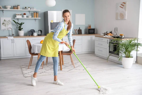 Schöne Junge Frau Putzt Küche — Stockfoto