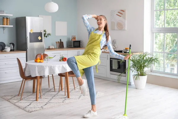 Mujer Joven Divirtiéndose Mientras Limpia Cocina — Foto de Stock