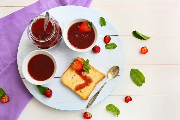 Confiture Fraises Sucrées Pain Grillé Sur Table — Photo