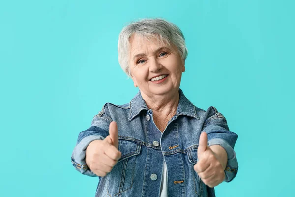 Stijlvolle Senior Vrouw Tonen Duim Kleur Achtergrond — Stockfoto