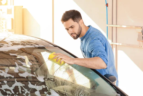 Man Washing His Car Outdoors — Stock Photo, Image
