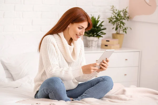 Hermosa Mujer Pelirroja Usando Tableta Casa — Foto de Stock