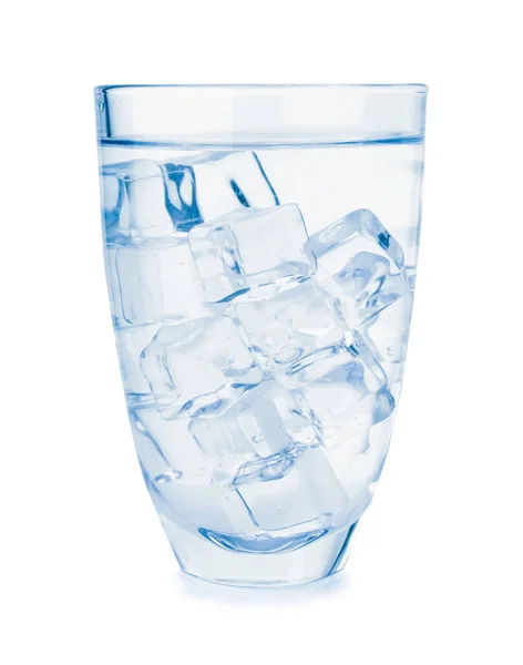白い背景に氷のキューブを持つ水のガラス — ストック写真