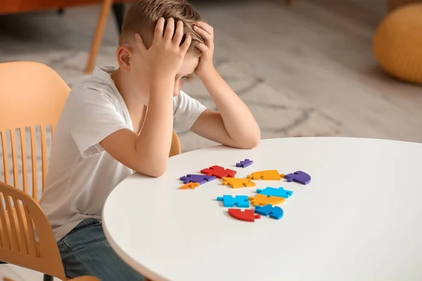 Sorglig Liten Pojke Med Autistisk Störning Gör Pussel Hemma — Stockfoto