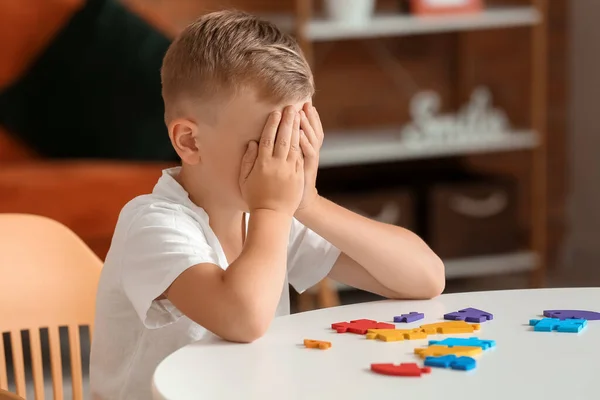 Sorglig Liten Pojke Med Autistisk Störning Gör Pussel Hemma — Stockfoto