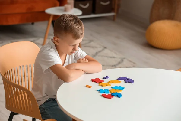 Szomorú Kisfiú Autista Zavar Csinál Puzzle Otthon — Stock Fotó