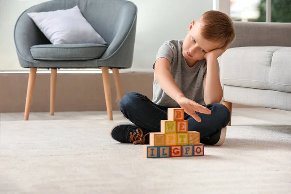 Kleiner Junge Mit Autistischer Störung Spielt Hause Mit Würfeln — Stockfoto