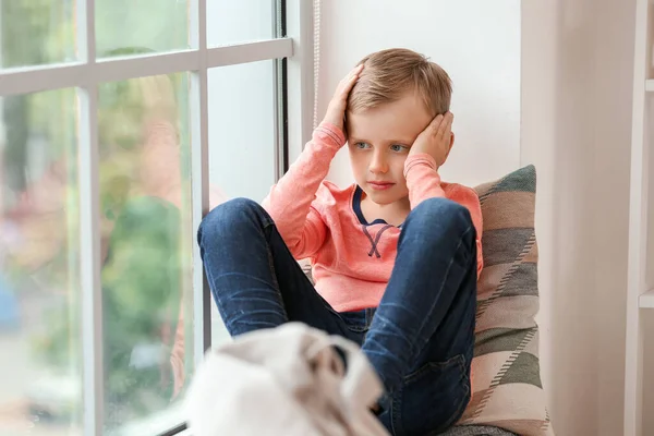Smutny Mały Chłopiec Zaburzeniami Autystycznymi Siedzi Pobliżu Okna Domu — Zdjęcie stockowe