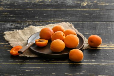 Masada lezzetli olgun kayısılarla dolu bir tabak.