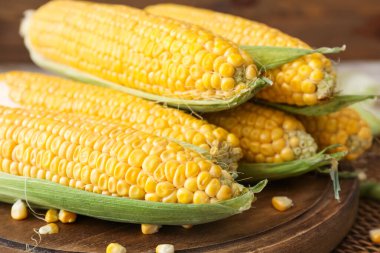 Masada taze mısır koçanı olan bir pano, yakın plan.