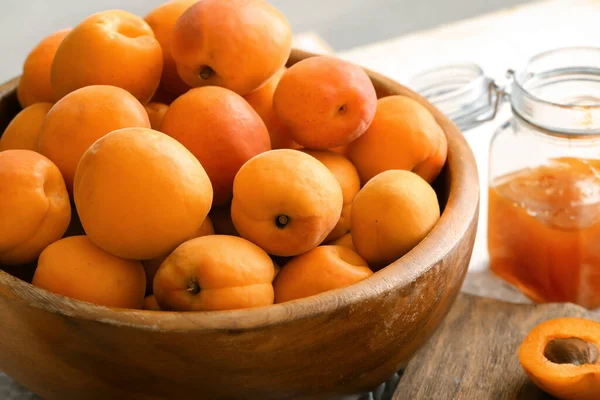 Bol Avec Abricots Mûrs Savoureux Sur Table — Photo