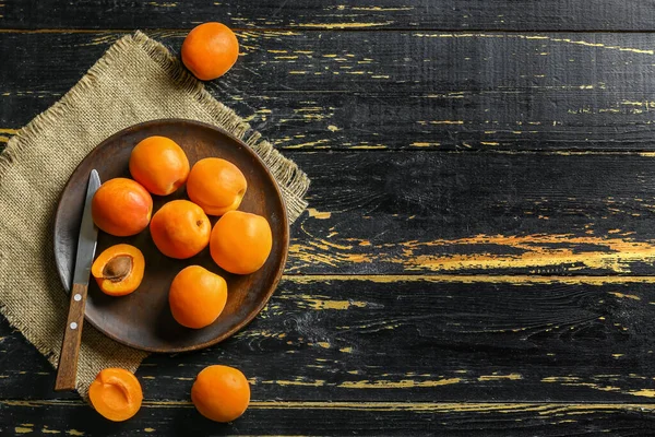 Plate Tasty Ripe Apricots Table — Stock Photo, Image