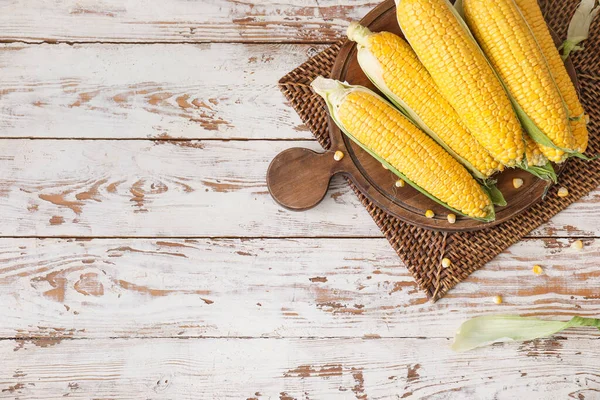 Board Fresh Corn Cobs Table — Stock Photo, Image