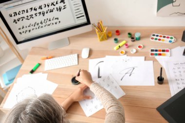 Ofiste çalışan son sınıf erkek el yazısı uzmanı.