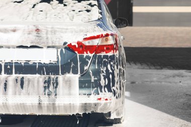 Araba yıkamada köpüklü modern otomobil