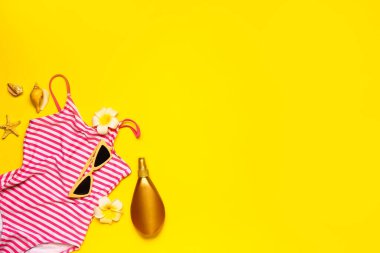 Renkli arka plandaki çocuklar için plaj aksesuarları