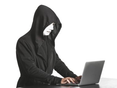 Masada dizüstü bilgisayarı beyaz arkaplana karşı kullanan profesyonel hacker.