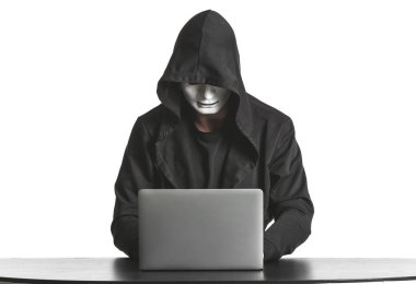 Masada dizüstü bilgisayarı beyaz arkaplana karşı kullanan profesyonel hacker.