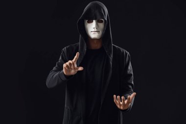 Koyu arkaplanda sanal ekran kullanan profesyonel hacker