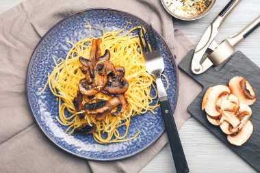 Masada lezzetli makarna ve mantar tabağı.