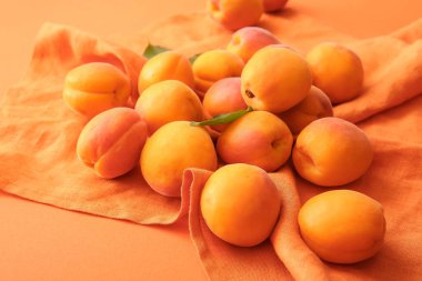 Renkli arkaplanda lezzetli olgun kayısılar