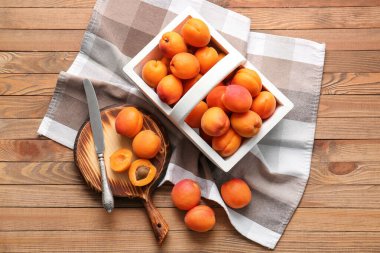 Masada lezzetli olgun kayısılar var.