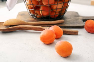 Hafif arka planda lezzetli olgun kayısılar.