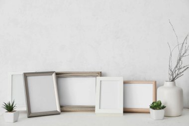 Odadaki masadaki fotoğraf çerçeveleri