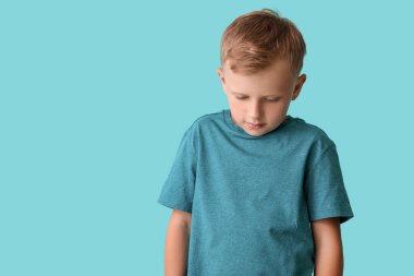 Arka planda otistik bozukluğu olan üzgün küçük çocuk.