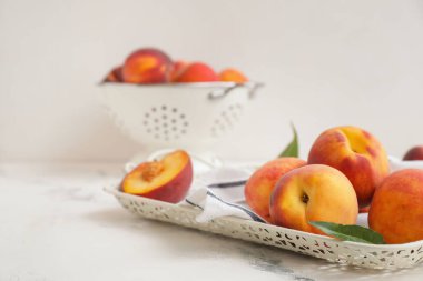Masada olgun şeftali tepsisi