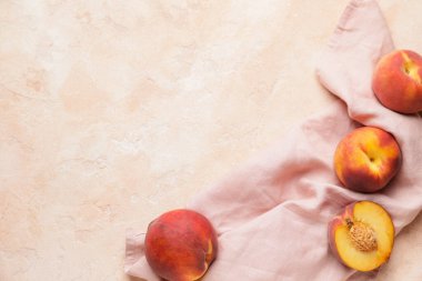 Renkli arkaplanda olgun şeftaliler