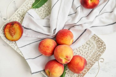 Beyaz arkaplanda olgun şeftali tepsisi