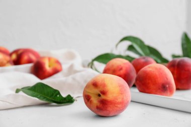 Masada olgun şeftaliler var.