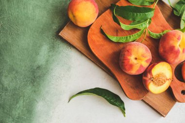 Renkli arkaplanda olgun şeftalili tahtalar