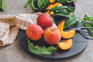 Gri arka planda olgun şeftalili tahta