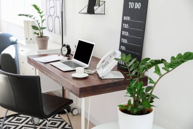 Ofiste modern bilgisayarla rahat bir iş yeri