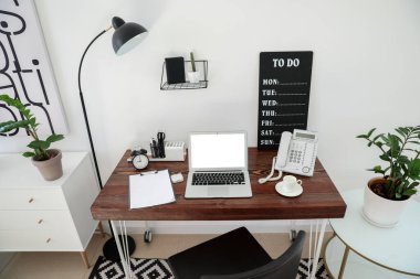 Ofiste modern bilgisayarla rahat bir iş yeri