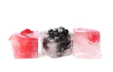 Beyaz arka planda donmuş böğürtlen