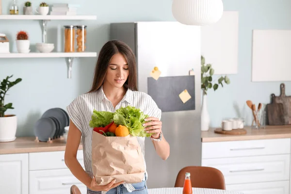 Jeune Femme Avec Des Produits Frais Marché Maison — Photo