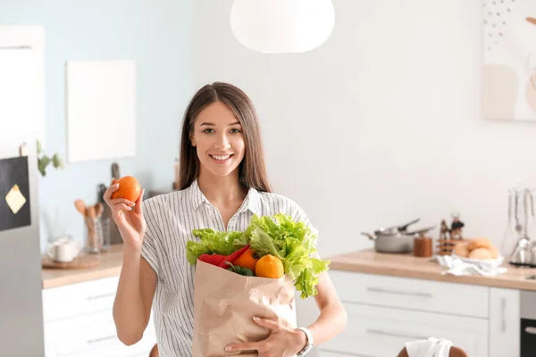 Mujer Joven Con Productos Frescos Del Mercado Casa —  Fotos de Stock