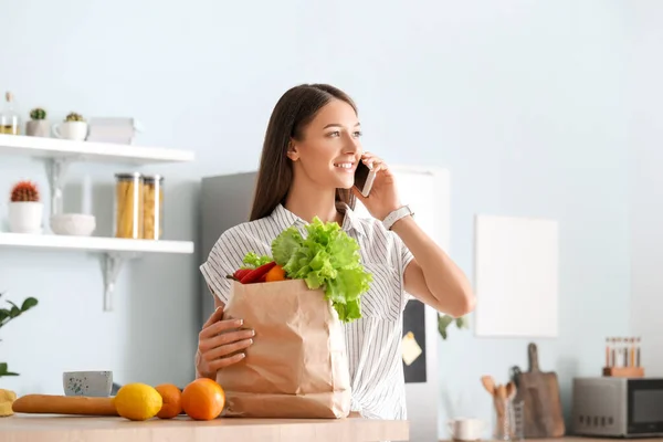 Jovem Com Produtos Frescos Mercado Falando Por Telefone Celular Casa — Fotografia de Stock