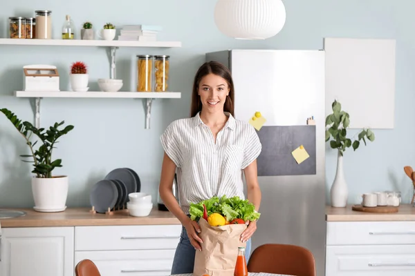 Mujer Joven Con Productos Frescos Del Mercado Casa —  Fotos de Stock